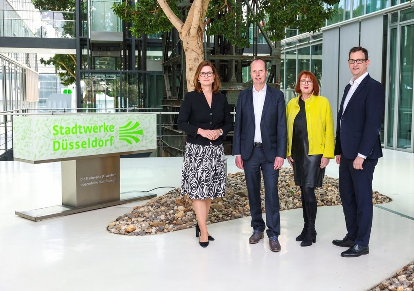Von links: Dr. Charlotte Beissel (Personal- und Vertriebsvorständin der Stadtwerke Düsseldorf), Jan Huth (ab Juli Finanzvorstand der Stadtwerke Düsseldorf), Colette Rückert-Hennen (Aufsichtsratsvorsitzende der Stadtwerke Düsseldorf) und Julien Mounier (Vorstandsvorsitzender der Stadtwerke Düsseldorf). Foto: Stadtwerke Düsseldorf