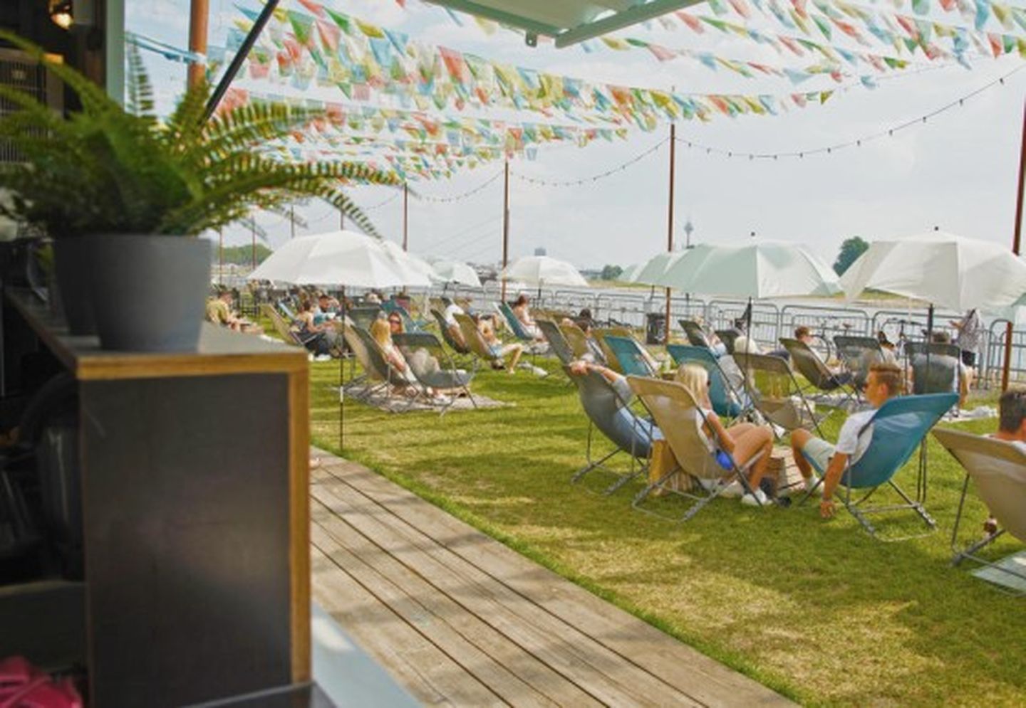 Ein gut besuchter Stadtstrand am Robert-Lehr-Ufer.