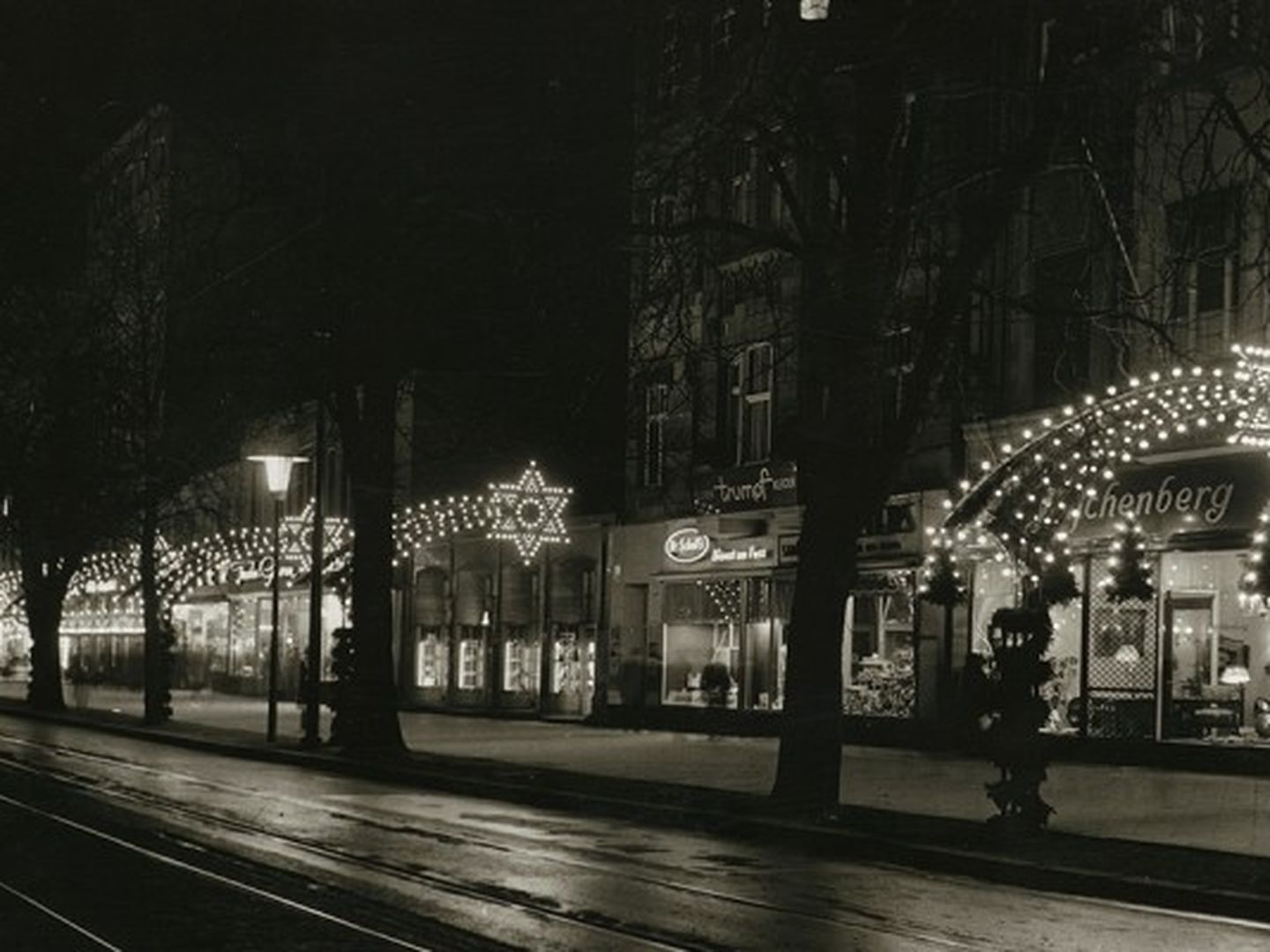 Eine beleuchtete Weihnachtspassage in Düsseldorf. © Stadtarchiv Düsseldorf