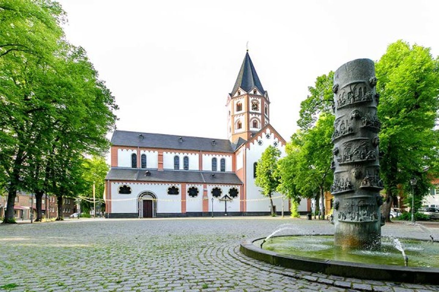 Gerricusplatz von Süden mit Heimatbrunnen (Gerricusbrunnen) von Karl-Heinz Klein und Basilika St,. Margareta