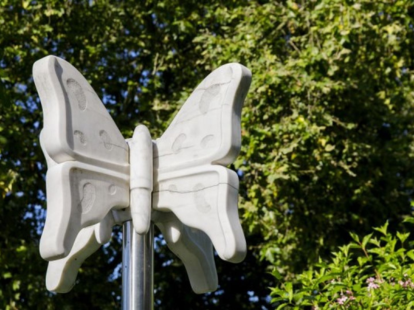 Der Hellerhofer Schmetterling vor der Einkaufspassage zwischen dem S-Bahnhof und der Carlo-Schmidt-Straße.