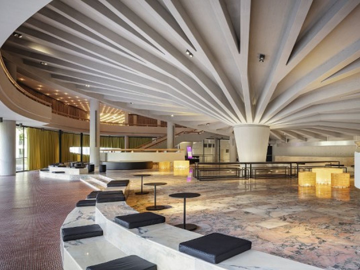Auch das Foyer im Schauspielhaus Düsseldorf lädt zum Verweilen ein.