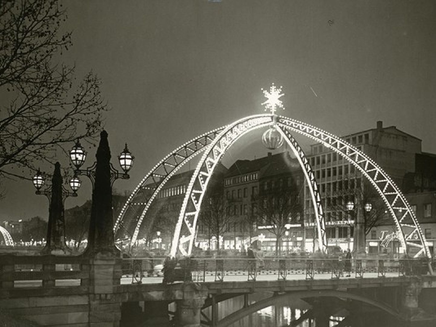 Eine weihnachtlich beleuchtete Brücke auf der KÖ. © Stadtarchiv Düsseldorf