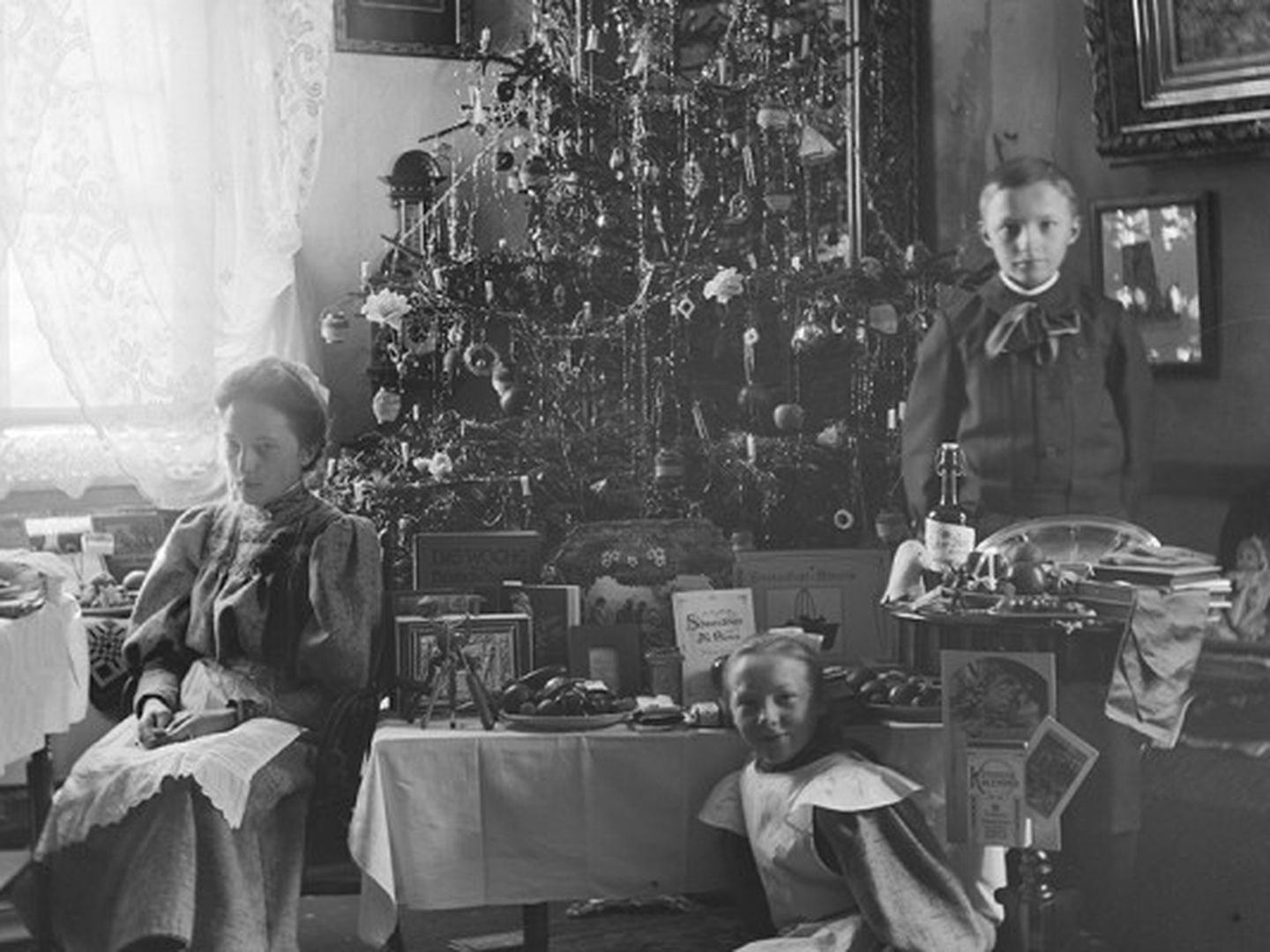 Eine Familie vor einem geschmückten Weihnachtsbaum. © Stadtarchiv Düsseldorf