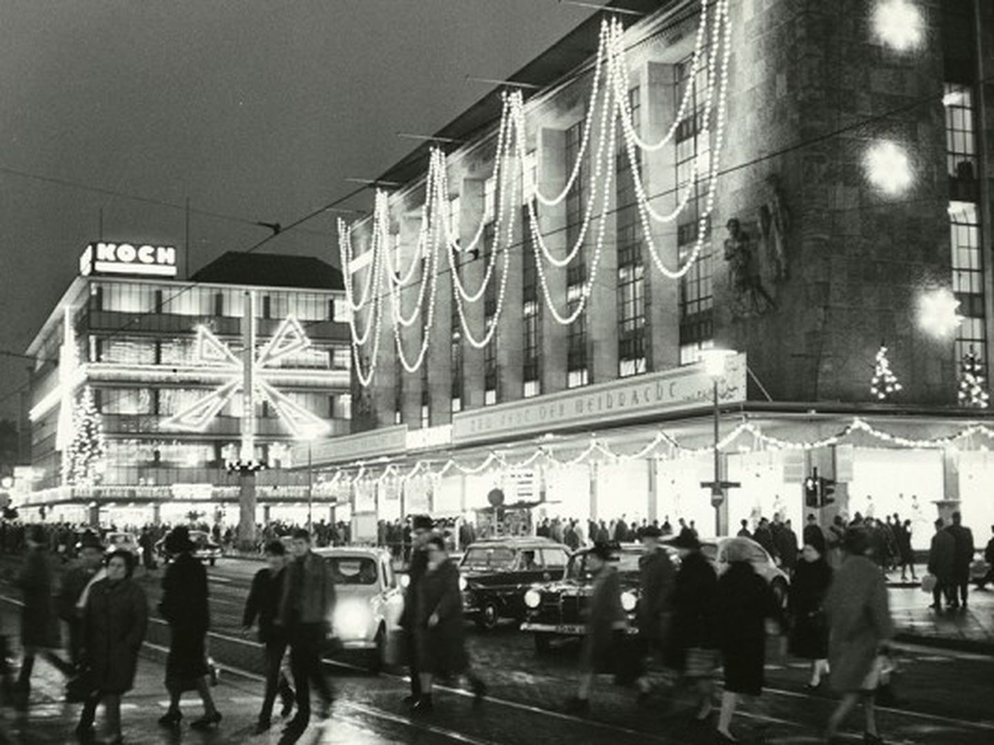 Eine weihnachtliche dekorierte Einkaufspassage in Düsseldorf. © Stadtarchiv Düsseldorf