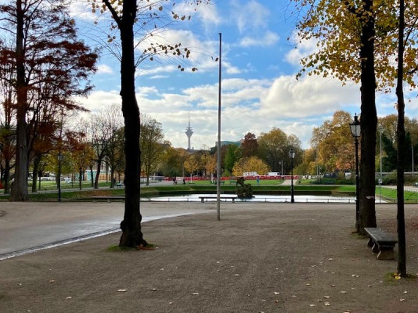 Der Hofgarten in Düsseldorf Pempelfort mit Rheintum im Hintergrund © Stadtwerke Düsseldorf