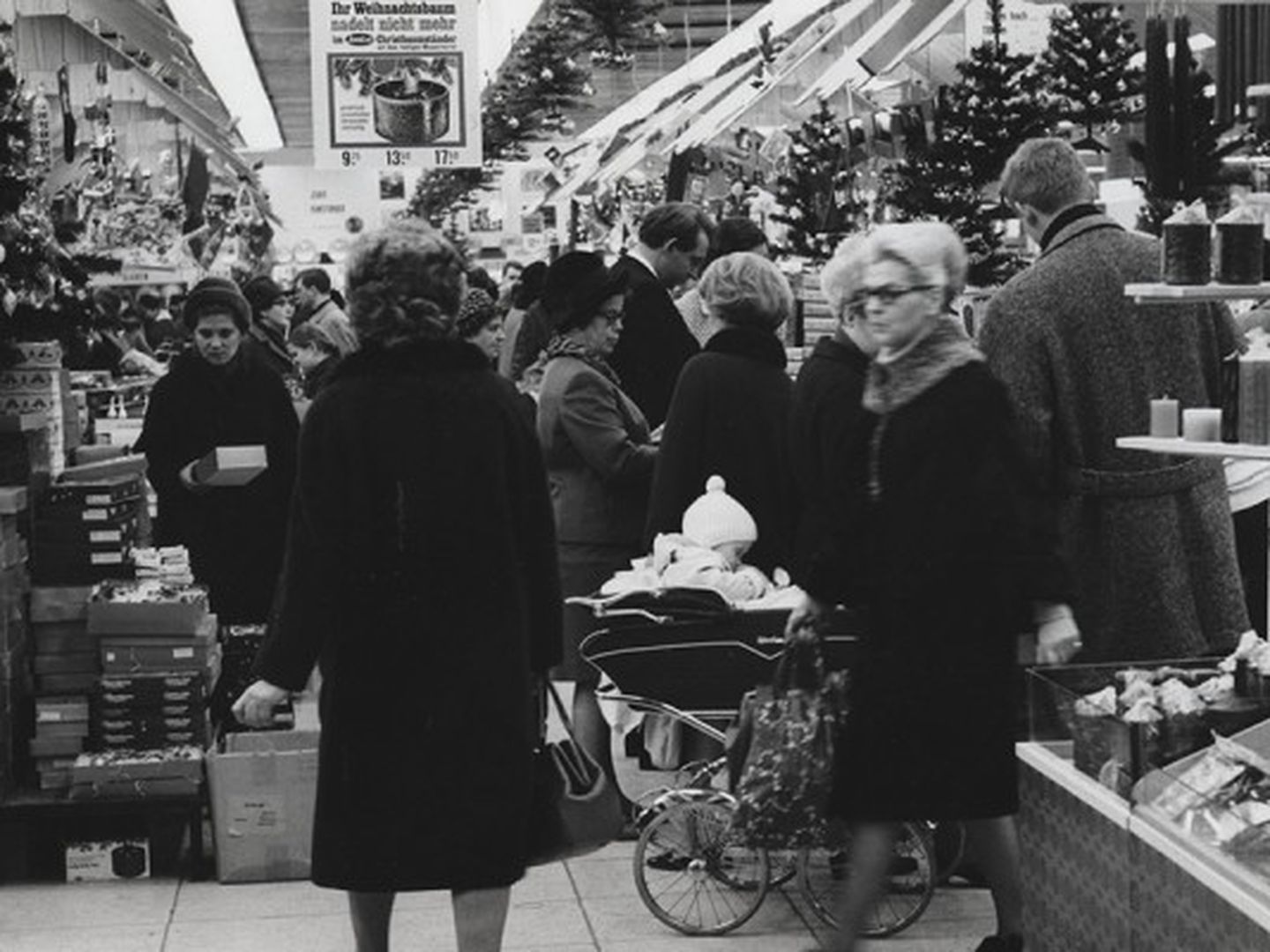 In einem Geschäft mit Weihnachtsartikeln. © Stadtarchiv Düsseldorf