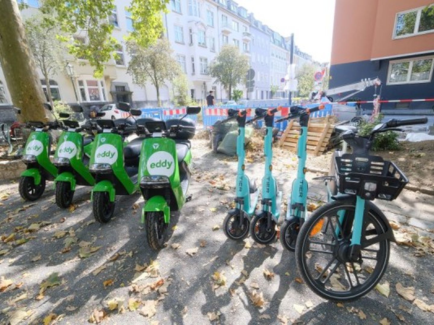 Detailaufnahme von E-Rollern der Stadtwerkde Düsseldorf und der Marke Tier © Landeshauptstadt Düsseldorf, Michael Gstettenbauer 
