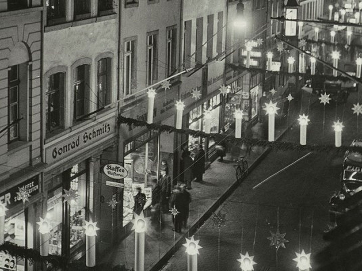 Eine weihnachtliche geschmückte Straße in Düsseldorf. © Stadtarchiv Düsseldorf