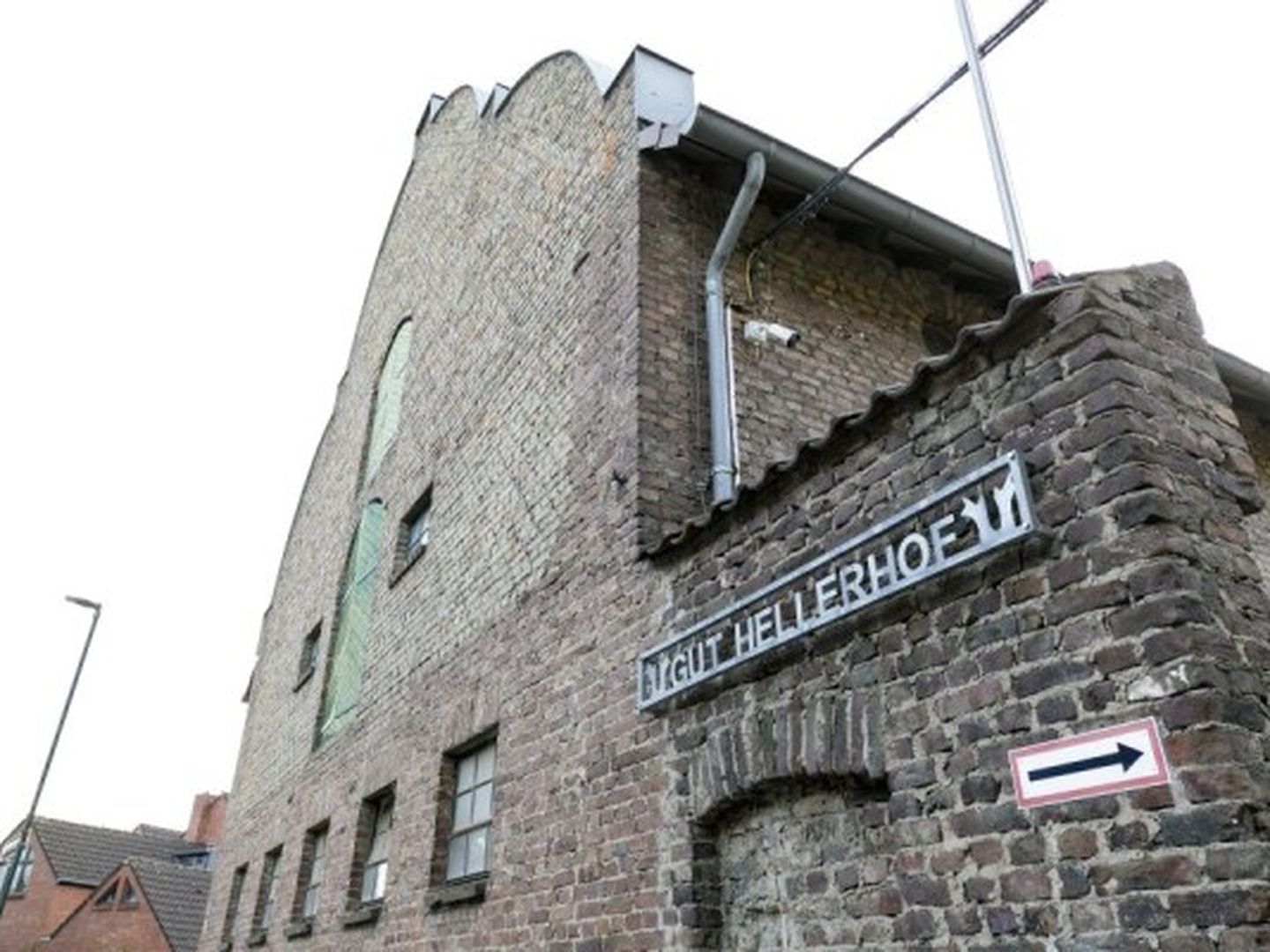 Ein Bild von dem rustikalen Gebäude des Gut Hellerhof.