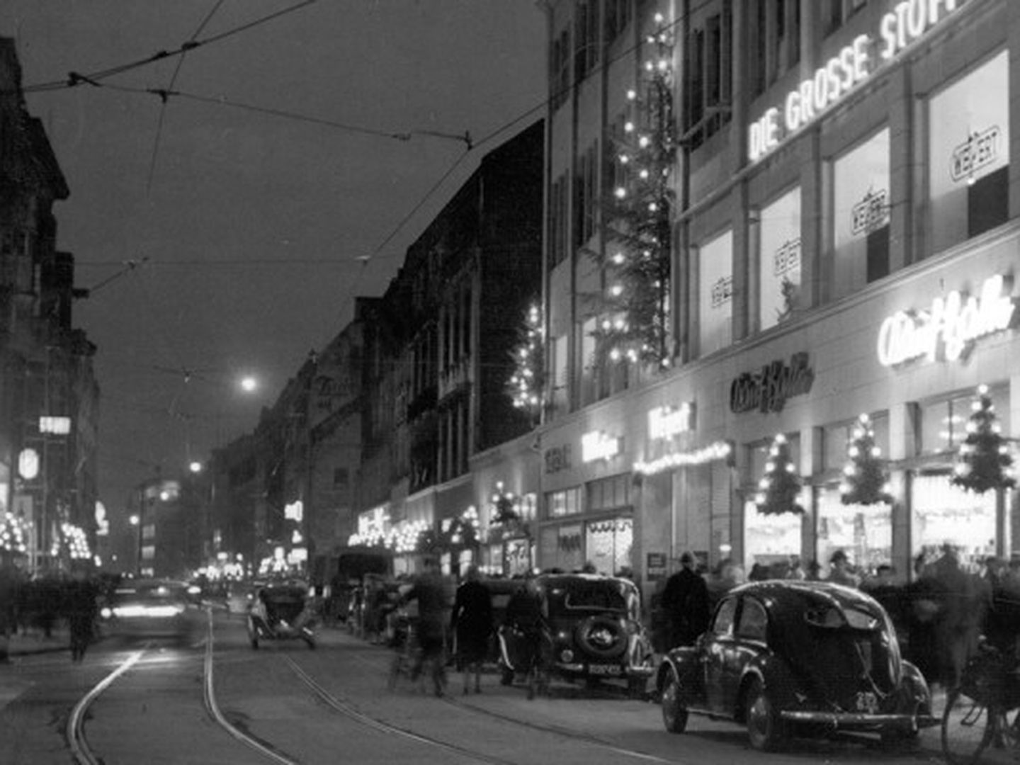 Eine weihnachtliche Einkaufspassage in Düsseldorf. © Stadtarchiv Düsseldorf