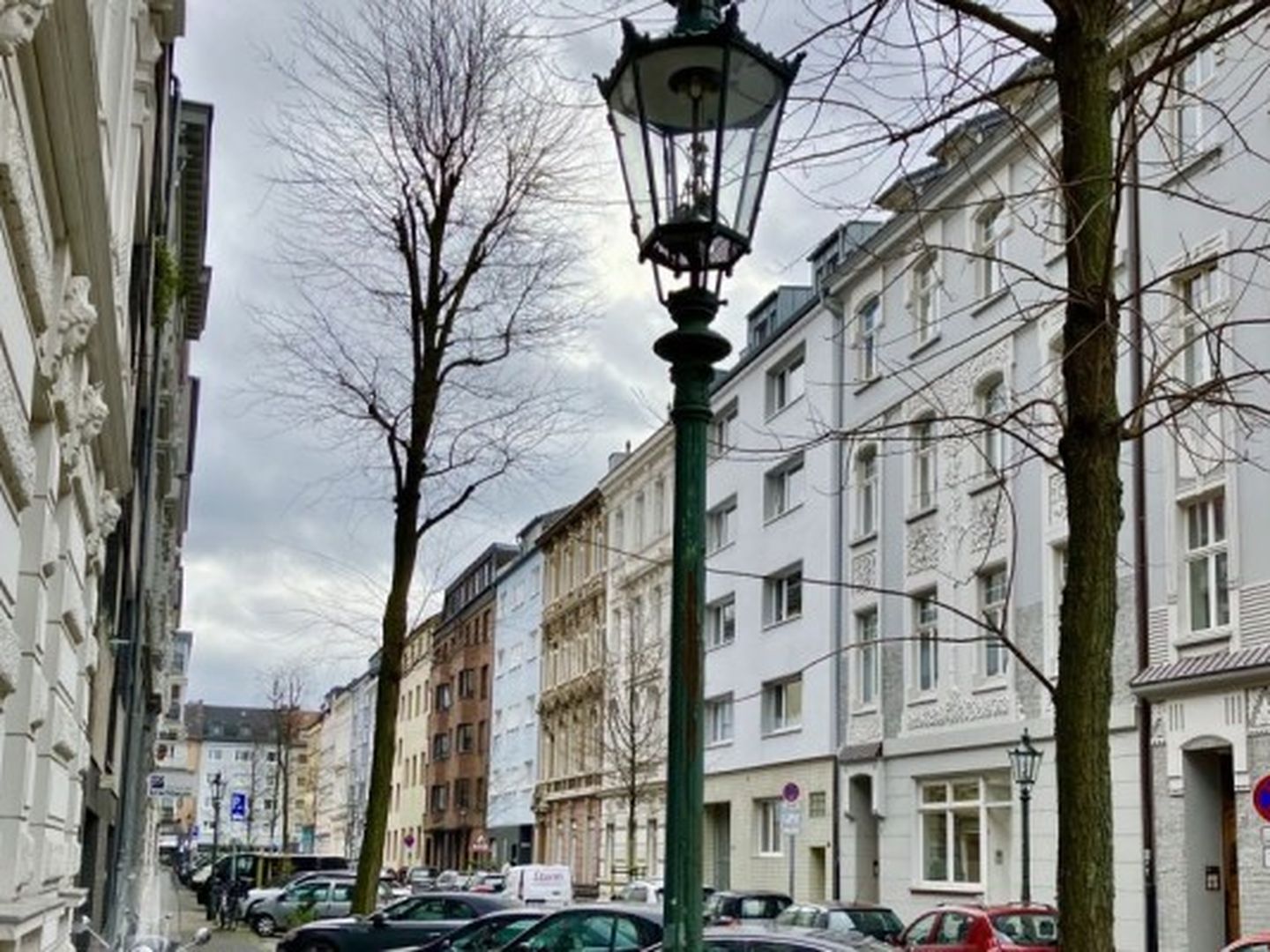 Eine Straße mit Altbauten in Düsseldorf Unterbilk.