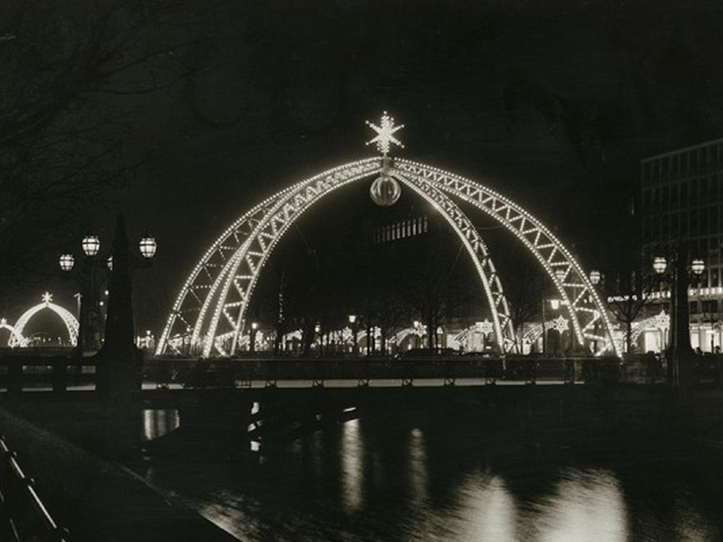 Weihnachtlich beleuchtete Brücken auf der KÖ. © Stadtarchiv Düsseldorf