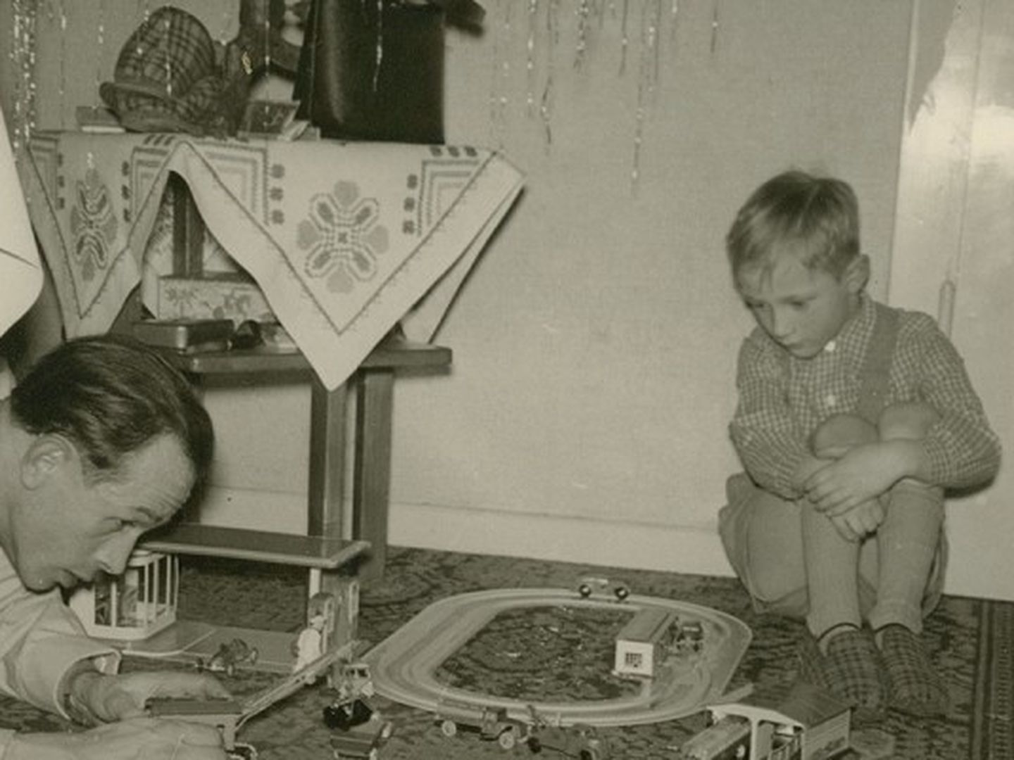 Ein Vater baut mit seinem Sohn eine Eisenbahn auf. © Stadtarchiv Düsseldorf