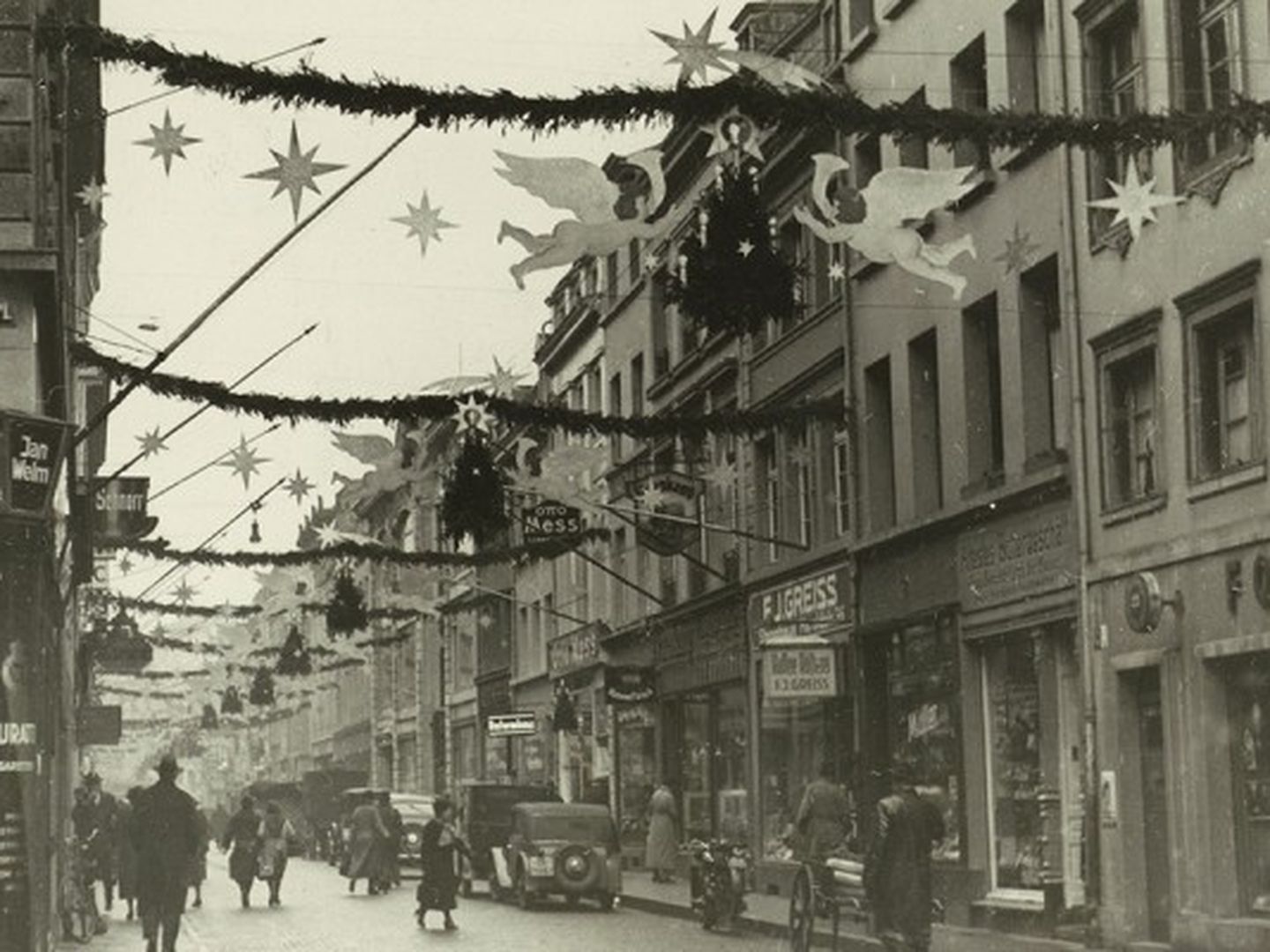 Eine weihnachtslich geschmückte Straße in Düsseldorf. © Stadtarchiv Düsseldorf