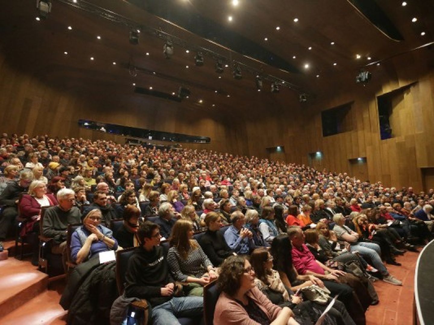 Ein gefüllter Theatersaal im Schauspielhaus Düsseldorf.