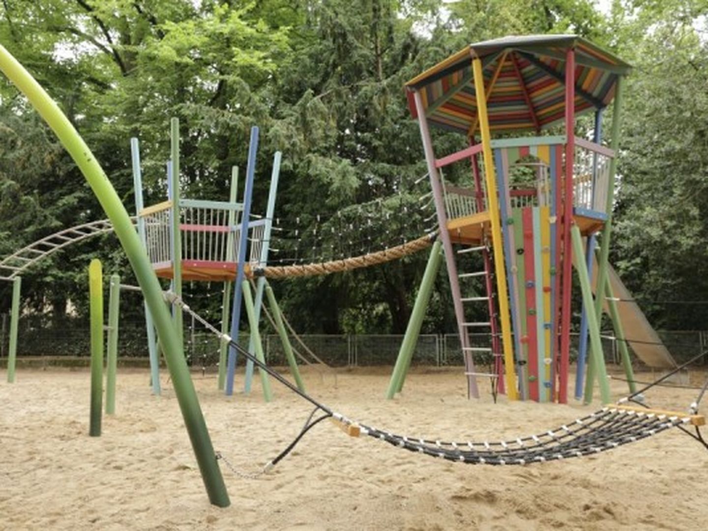 Aufnahme von Klettergeräten auf einem Spielplatz in Düsseldorf. 