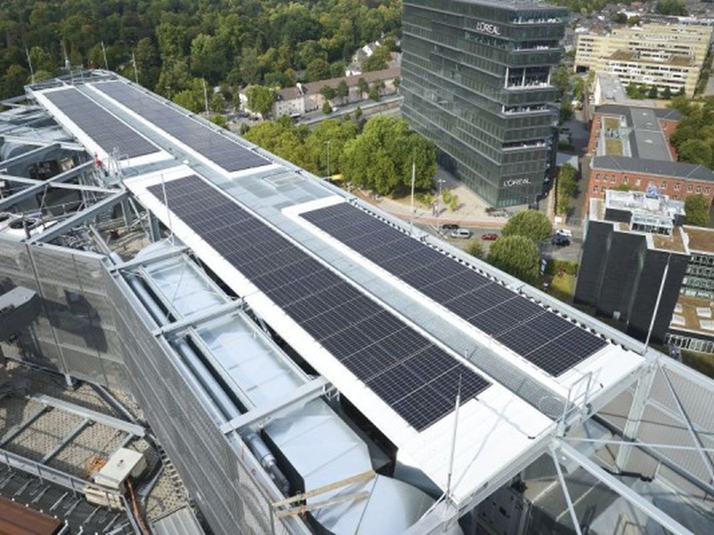 Aufnahme der Solarmodule auf dem Dach von Eclipse in Düsseldorf. © PETER WEIHS Photography