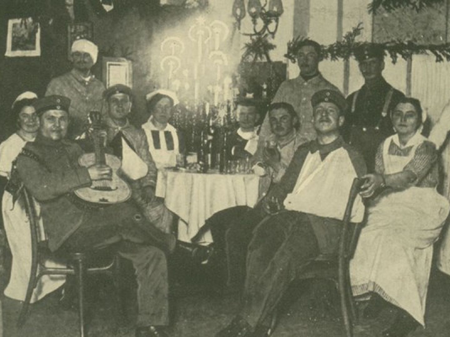 Eine Personengruppe feiert Weihnachten. © Stadtarchiv Düsseldorf