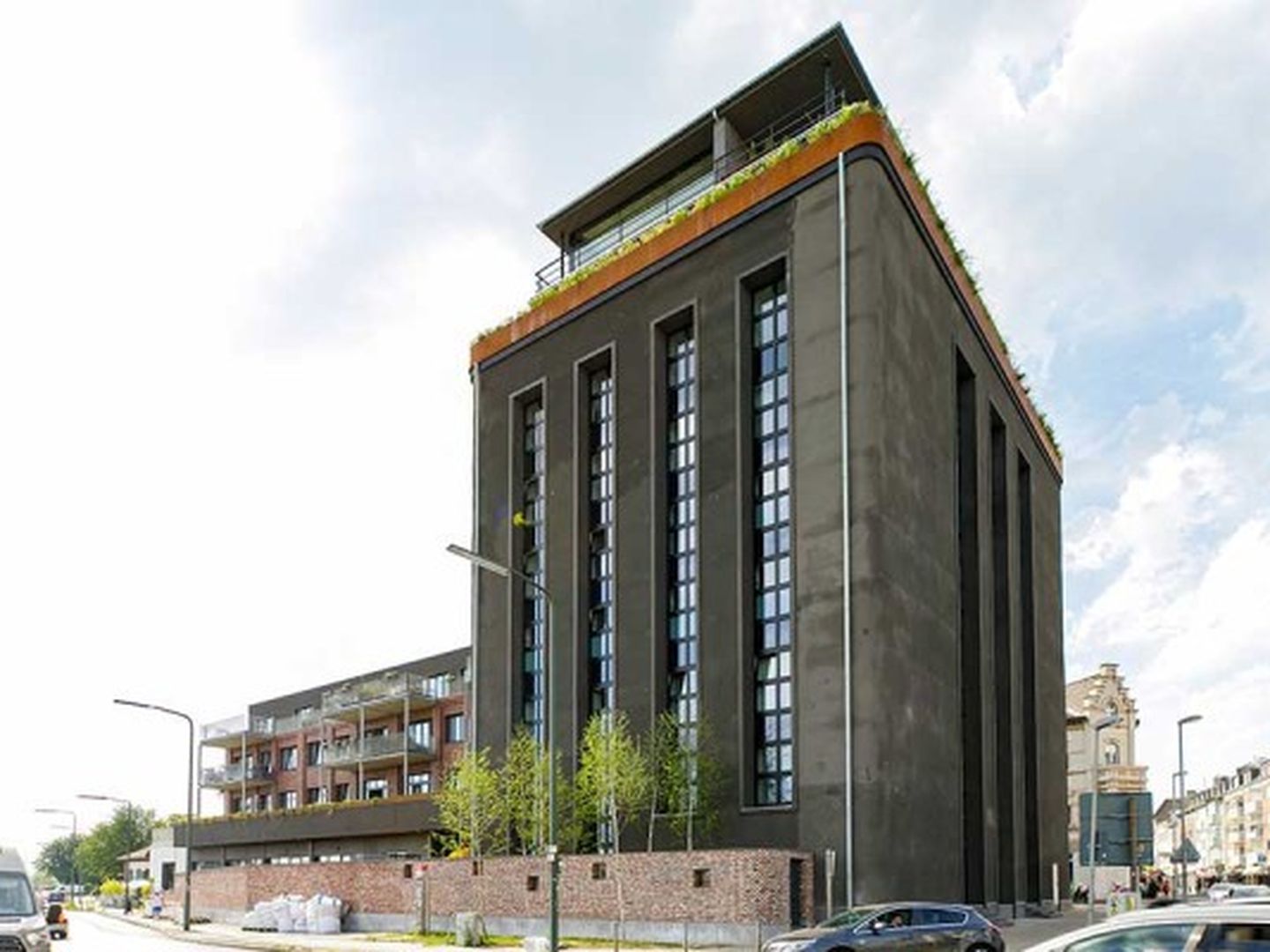 Zum Wohngebäude umgebauter Hoch- (rechts) und Flachbunker (links) aus dem 2. Weltkrieg Ecke Heyestraße - Torfbruchstraße