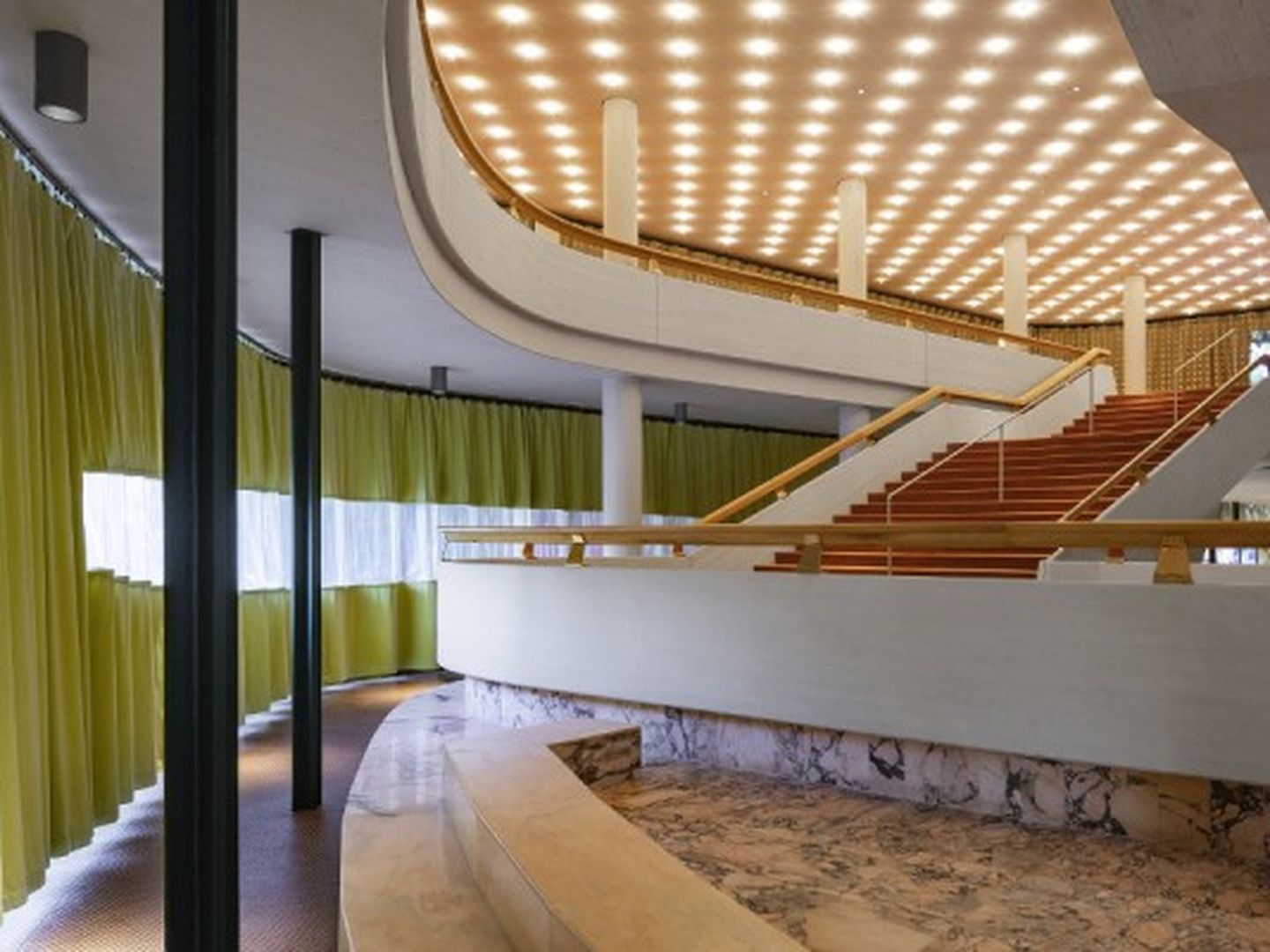 Der Treppenaufgang im Schauspielhaus Düsseldorf ist ebenfalls einzigartig.