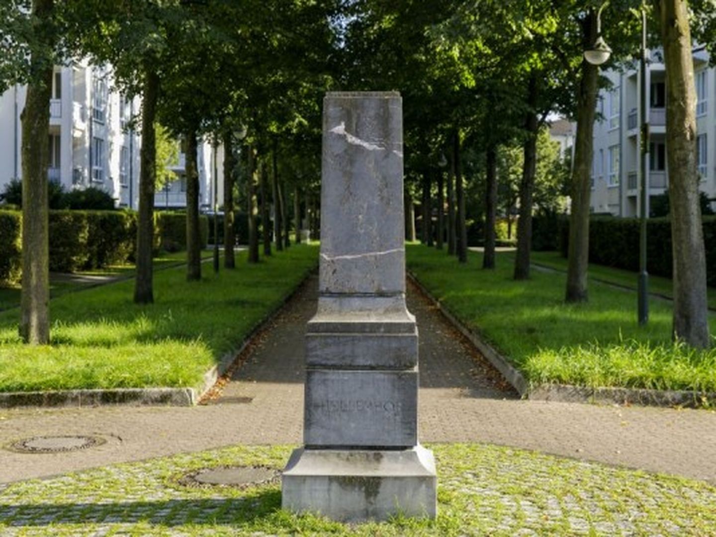 Der Grenzstein zwischen Düsseldorf-Hellerhof und Garath.