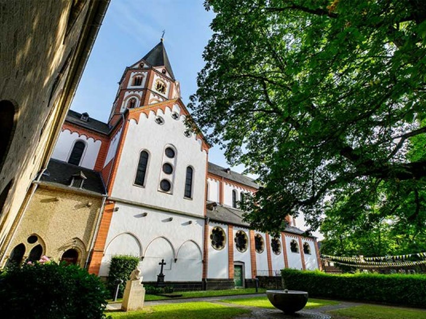 Basilika St,. Margareta von Norden mit Brunnengarten