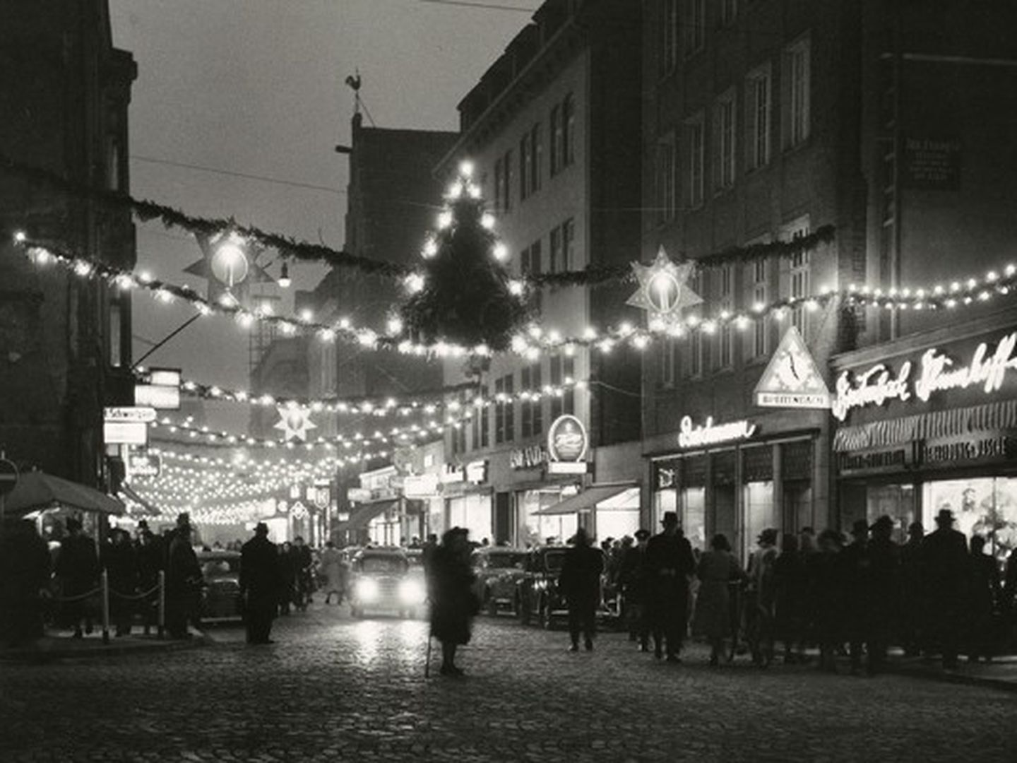 Weihnachtsbeleuchtung in einer Straße in Düsseldorf. © Stadtarchiv Düsseldorf