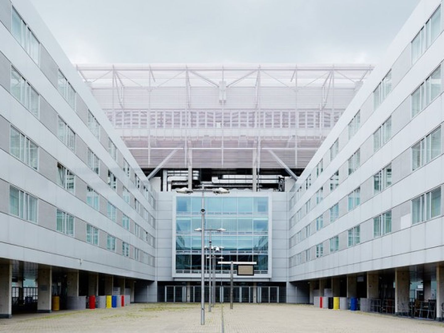 Bauhaus-Stil lässt grüßen: der Eingang der ESPRIT arena.