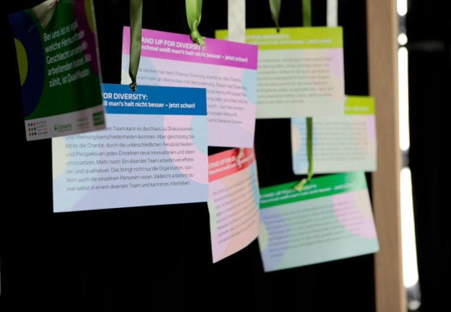 Verschiedene Karten zum Thema Diversität hängen vor einer Wand. © Stadtwerke Düsseldorf