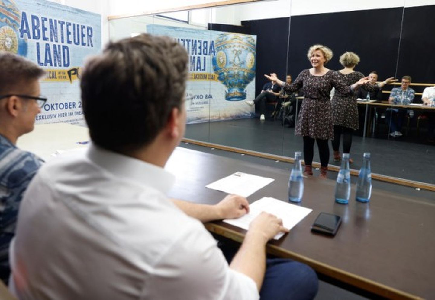 Produzent Martin Flohr und Lead-Sänger Hartmut Engler posieren vor einem Plakat zum Musical. © Patric Fouad