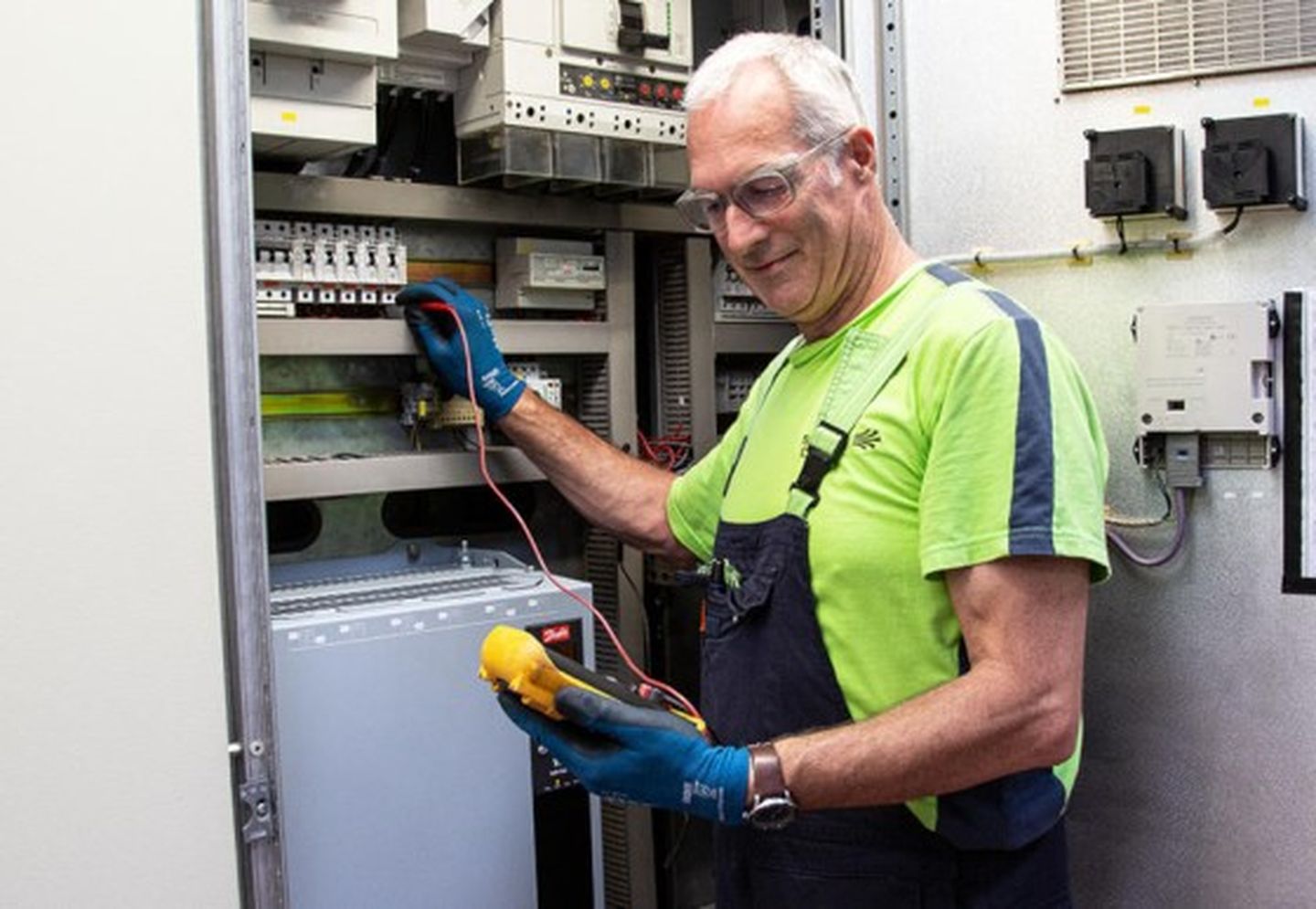 Ein Elektriker überprüft Sicherungen an einem Zählerschrank. © Stadtwerke Düsseldorf