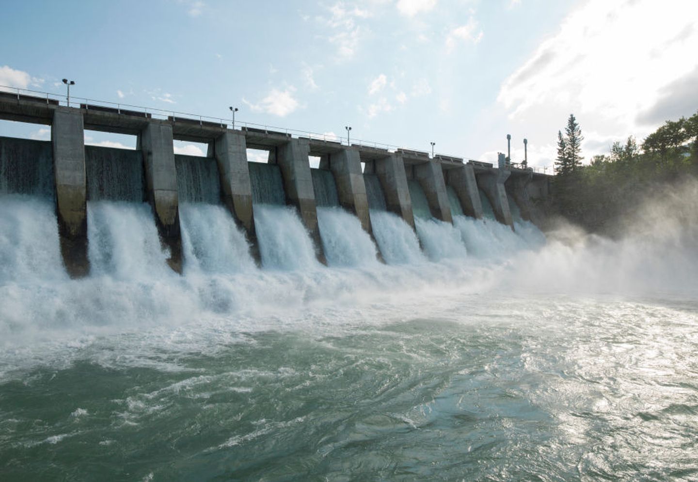 Wasserkraft: Nahaufnahme eines Laufwasserkraftwerkes