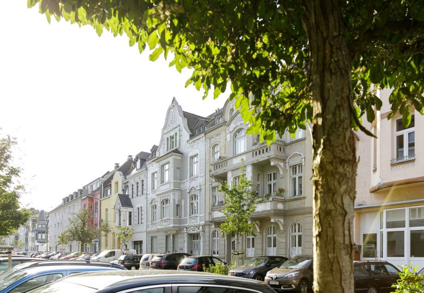 Eine Häuserreihe mit verzierten Fassaden in Düsseldorf-Benrath. © Ulrik Eichentopf
