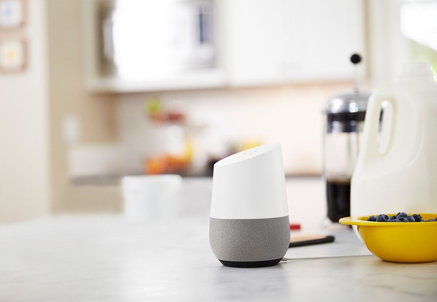 Google Home auf einer Küchenarbeitsplatte.
