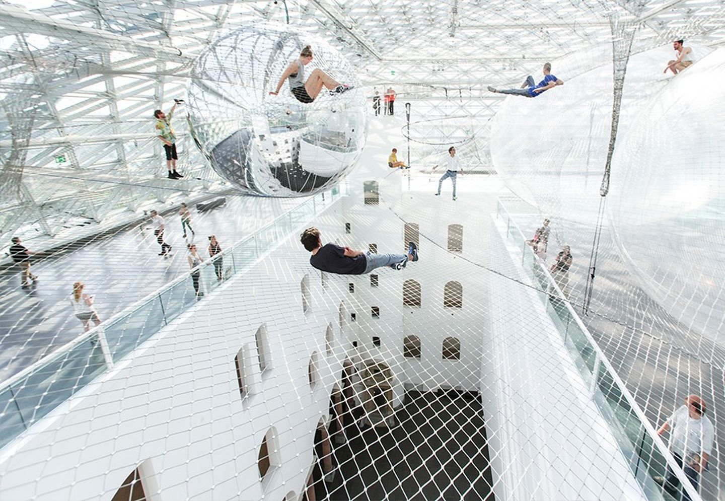 Tomás Saraceno - in orbit, Installationsansicht K21 Ständehaus