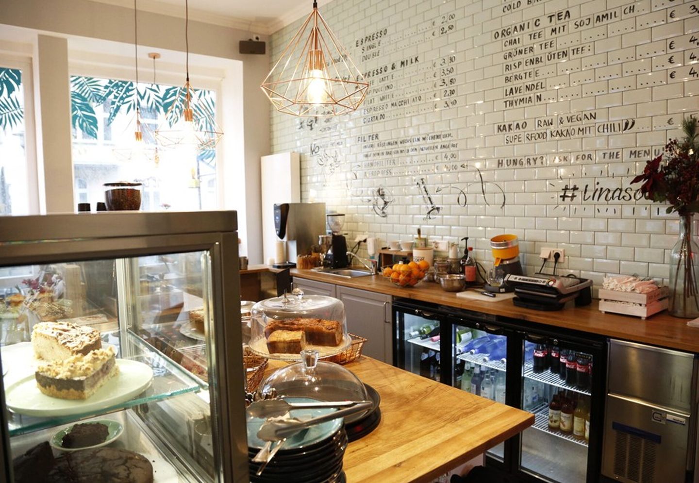 Auslage und Theke in Lina’s Coffee Brew Bar & Deli am Fürstenplatz