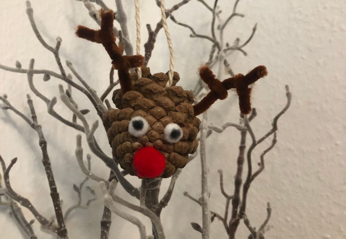 Eine Rentier Weihnachtskugel an einem Baum