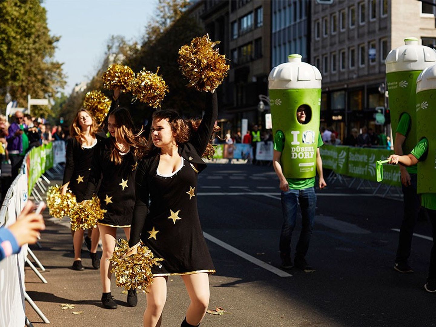 Sie jubeln, sie tanzen und spornen das Publikum richtig an. Die Aquila Dancer stehen zum zweiten Mal beim Stadtwerke Düsseldorf Halbmarathon auf der Kö im Rampenlicht und heizen das Publikum so richtig an.