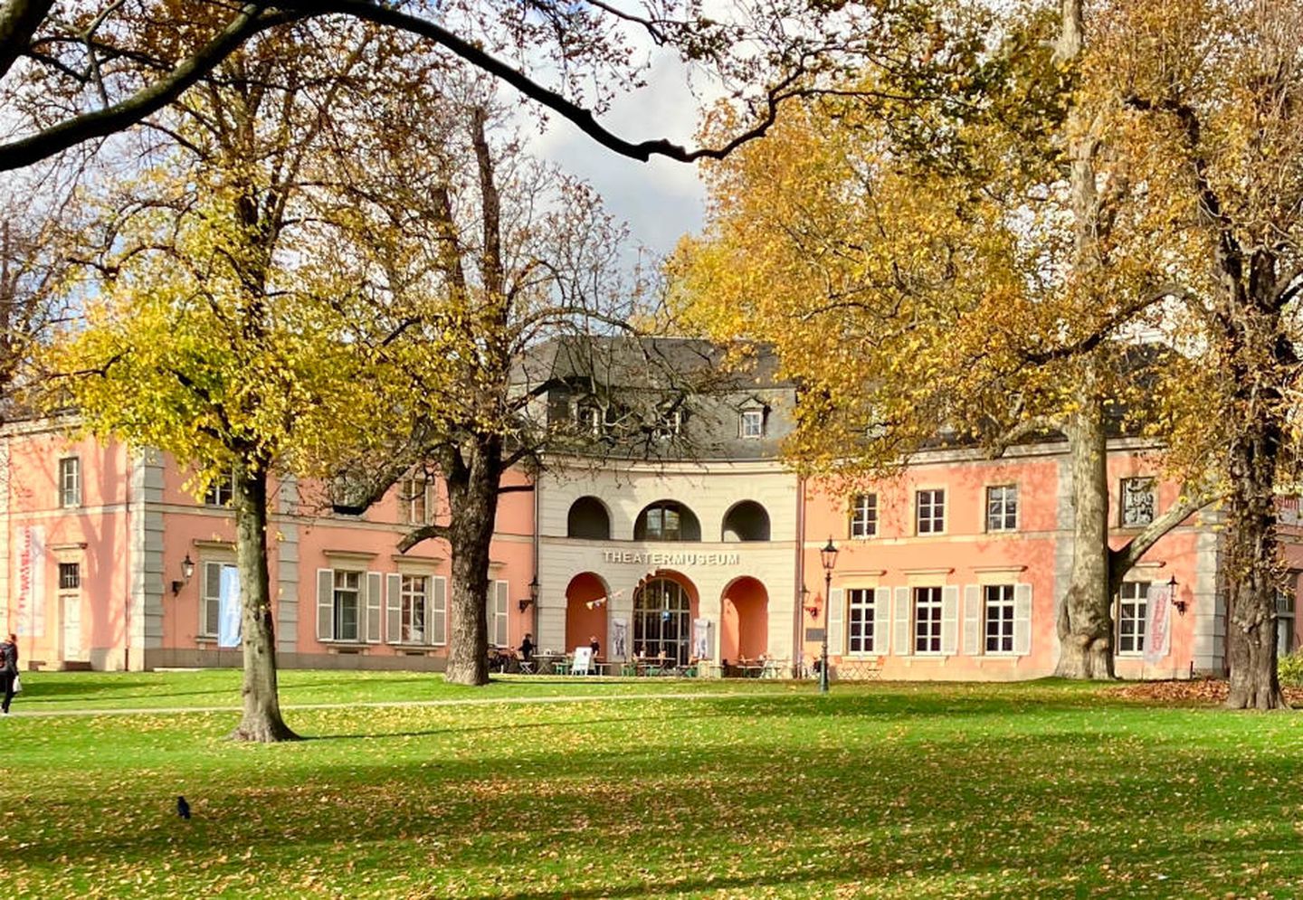 Blick vom Hofgarten auf das Theatermuseum in Düsseldorf Pempelfort. © Stadtwerke Düsseldorf