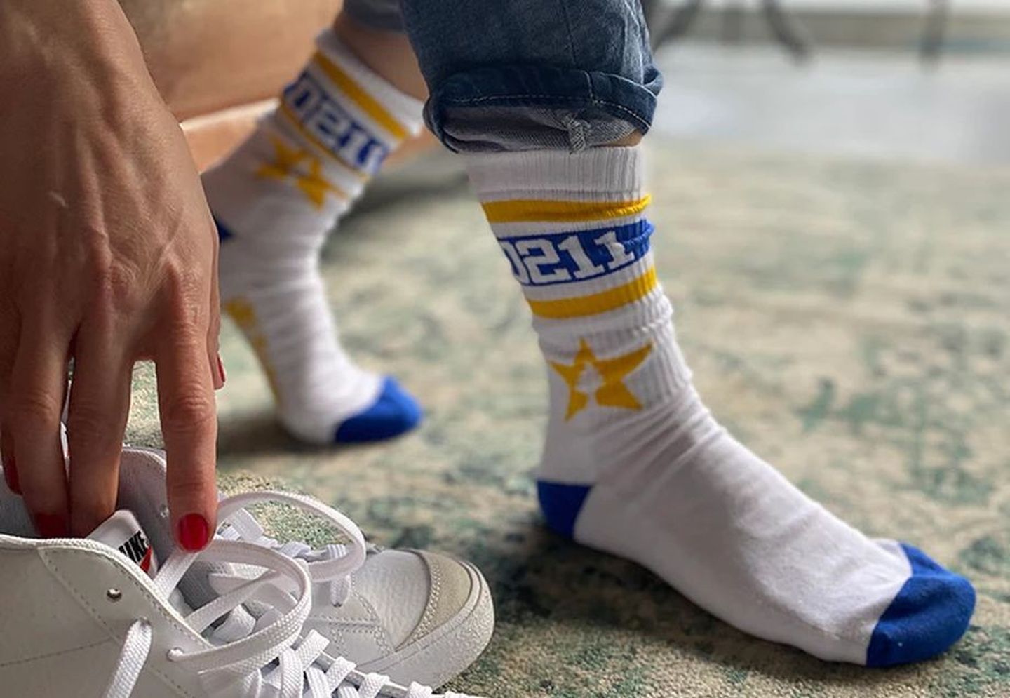 Aufnahme von null:zwo:elf-Socken am Fuß.