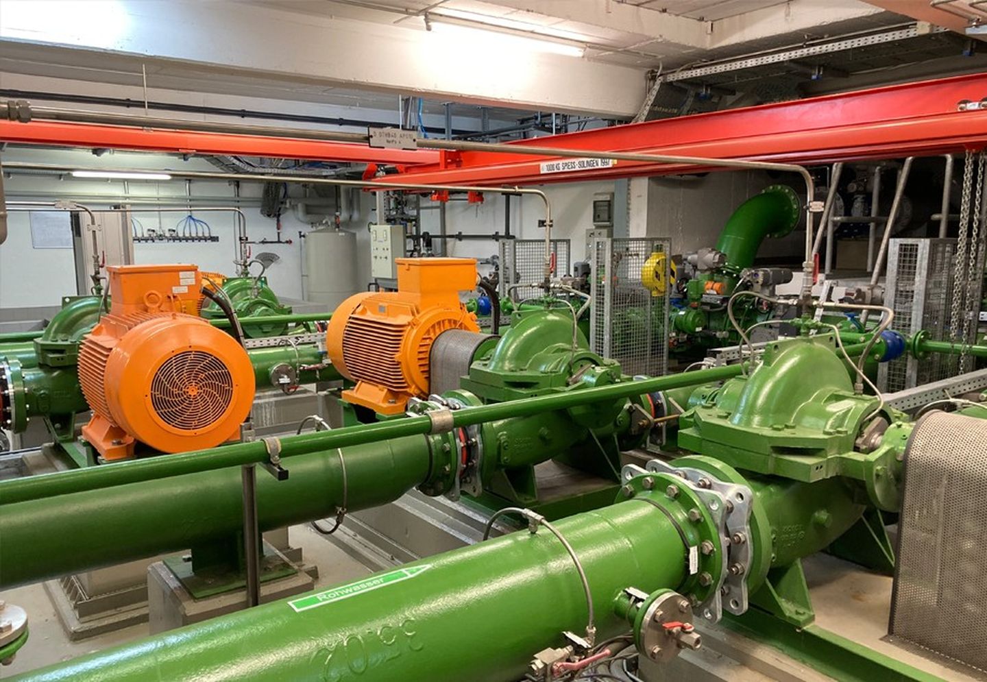 Pumpen und Rohre im Inneren des Wasserwerks Flehe