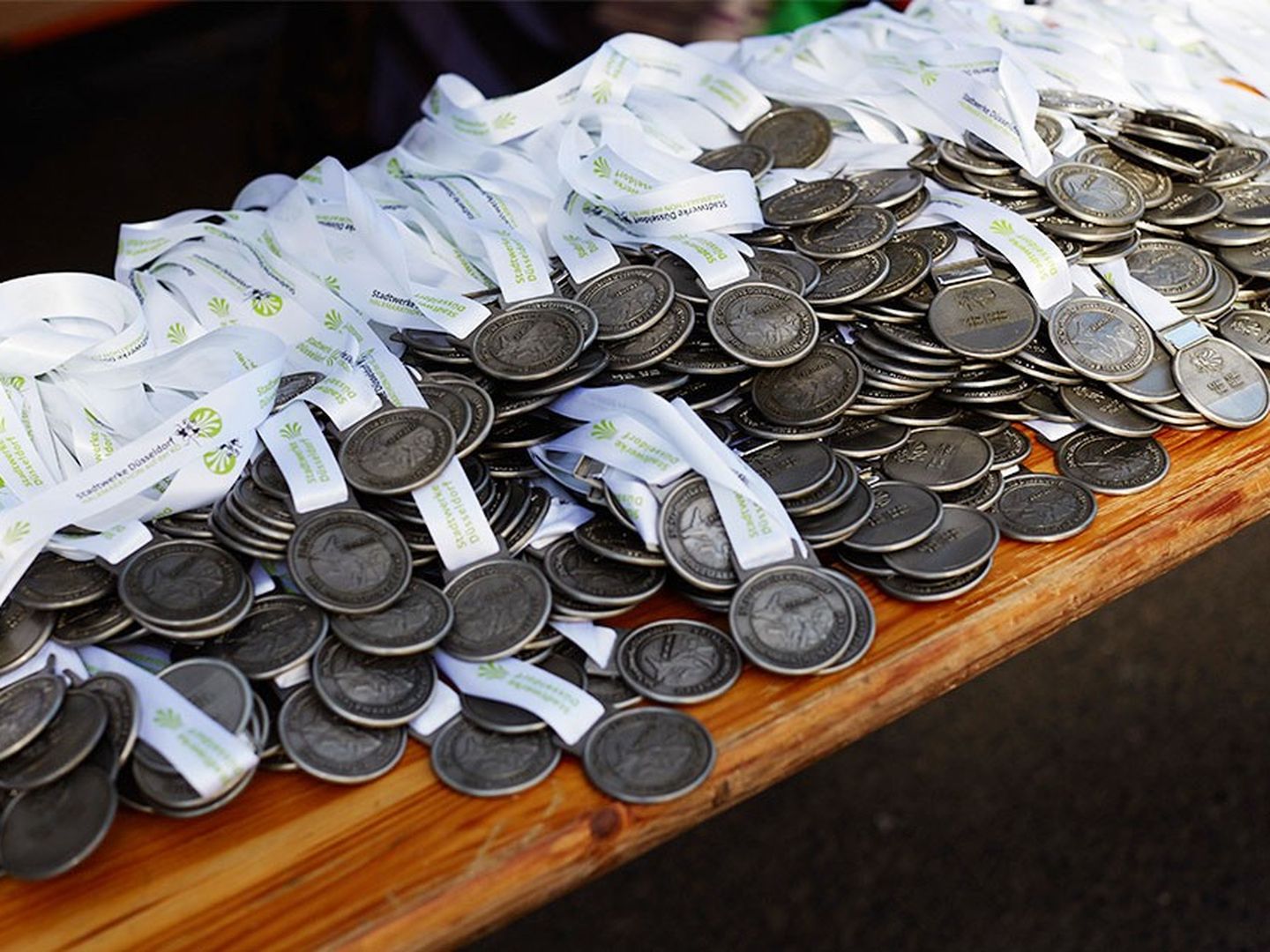 Die Auszeichnung in Form einer Medaille bekommt beim Stadtwerke Düsseldorf Halbmarathon auf der Kö jeder, der das Ziel erreicht. Die hervorragende sportliche Leistung eines jeden Läufers wird damit – zu Recht – gewürdigt.