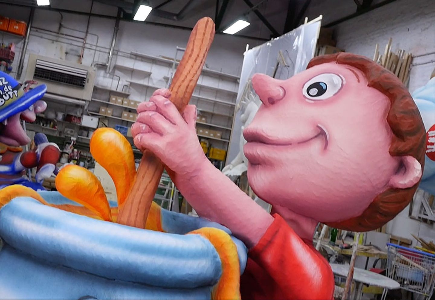 Eine von Jacques Tillys Karnevalsfiguren in seiner Wagenwerkstatt.