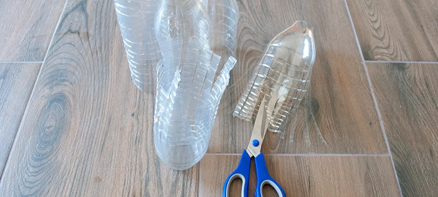 Das Basteln des DIY-Besens ist Recycling gleich für mehrere Plastikflaschen, idealerweise pfandfrei.