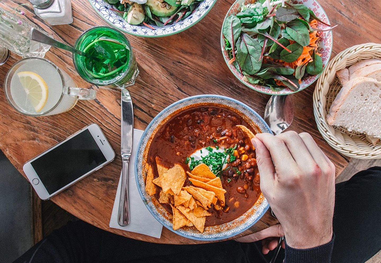 Tisch mit Chilli con Carne mit Tacos und Beilagensalat in der Löffelbar Düsseldorf