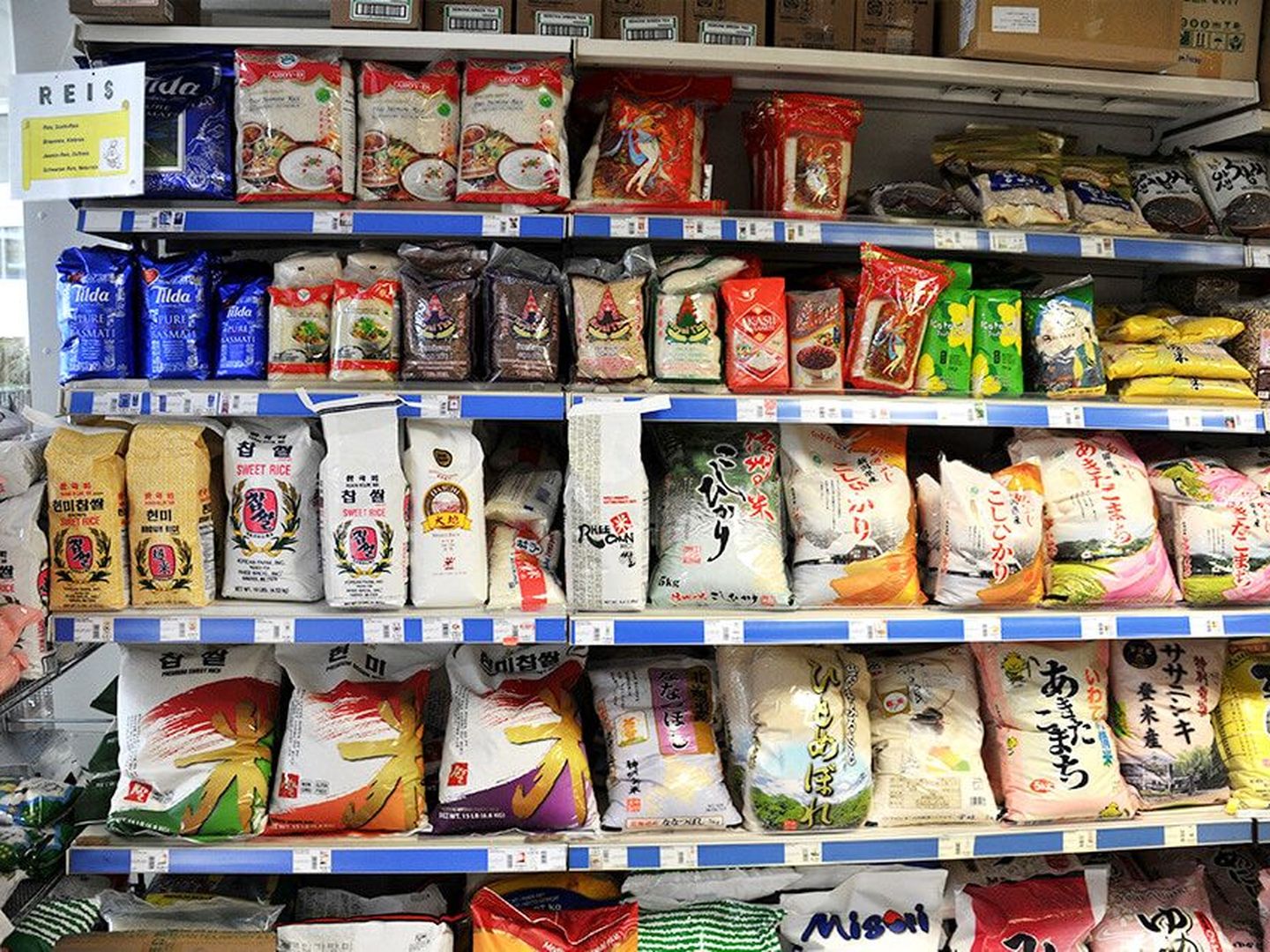 Standard-Reis gibt es im herkömmlichen Supermarkt um die Ecke. Im japanischen aber gibt es ihn in Hülle und Fülle und für jedes Nationalgericht genau die richtige Sorte.
