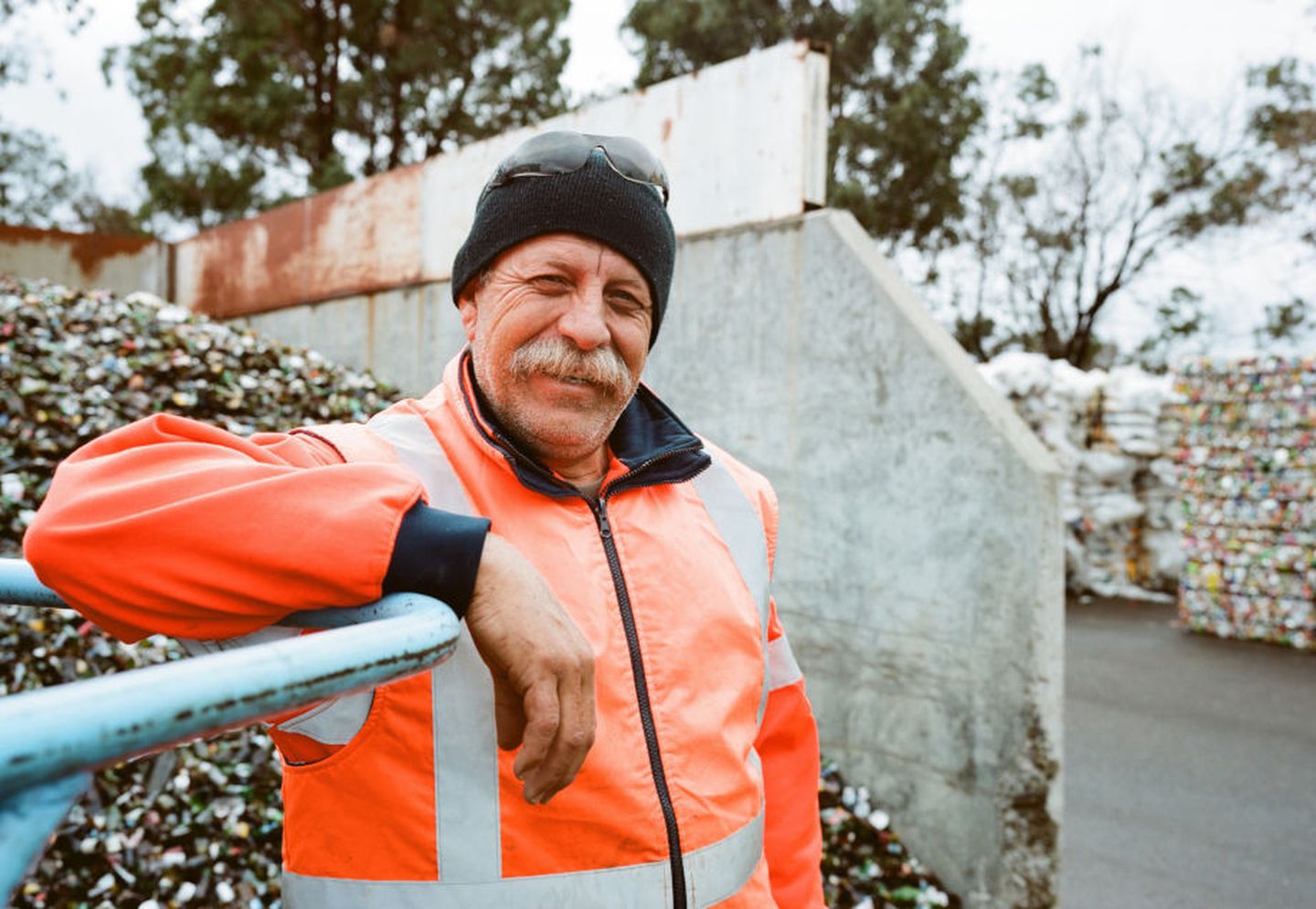 Mitarbeiter eines Recycling-Hofes in Sicherheitskleidung