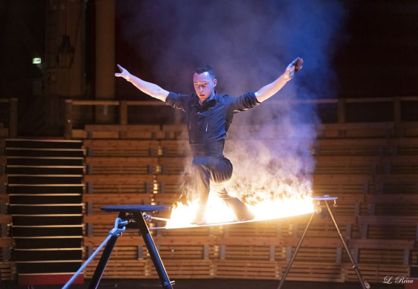 Ein Artist des Weihnachtscircus Düsseldorf posiert auf einer brennenden Fläche und fokussiert sich auf den nächsten Sprung. © Weihnachtscircus Düsseldorf 