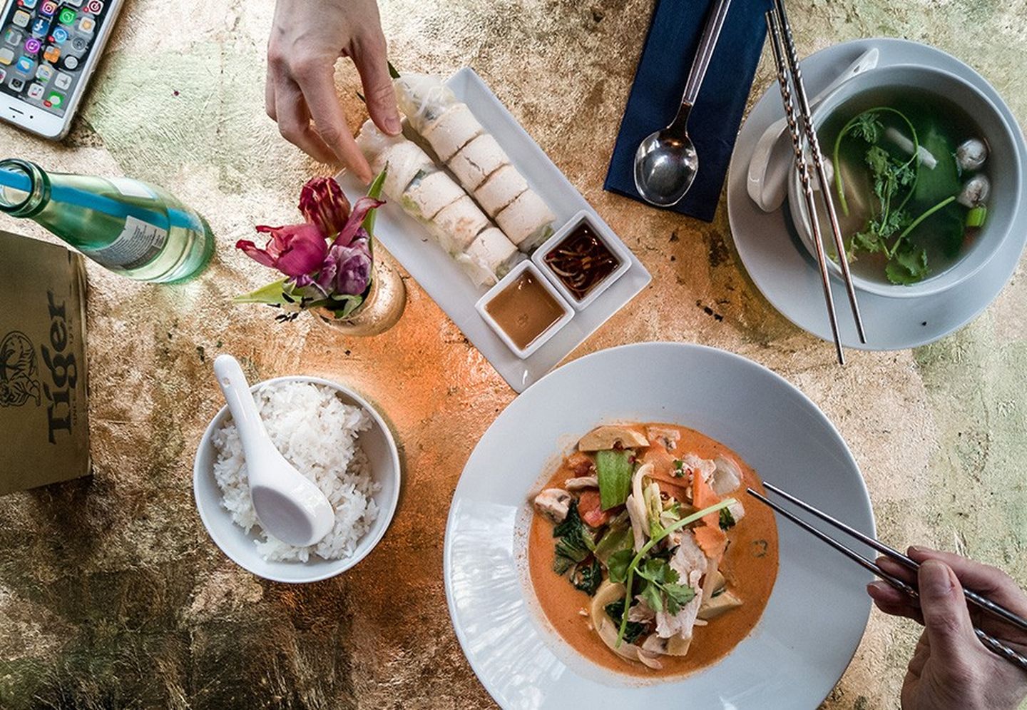 Tisch mit Sommerrollen, Hühnersuppe und Gemüse mit Hähnchen im Scaramanga